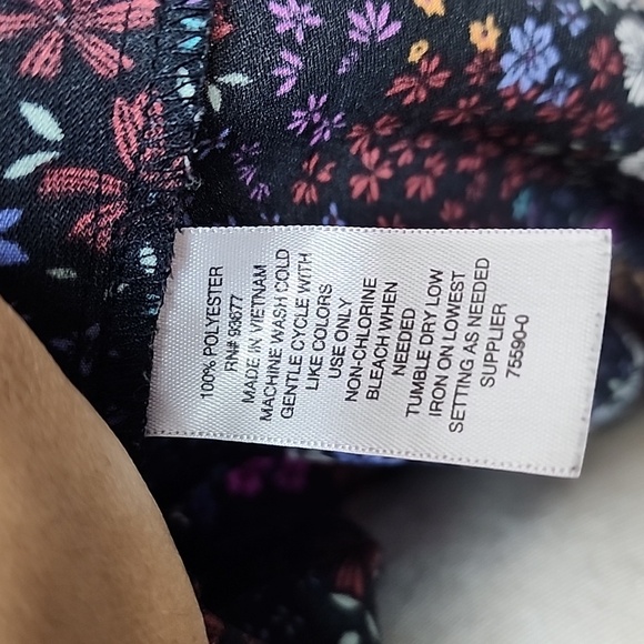 A.N.A (a new approach) Ruffle Hem Short Sleeve Floral Blouse - Picture 8 of 12